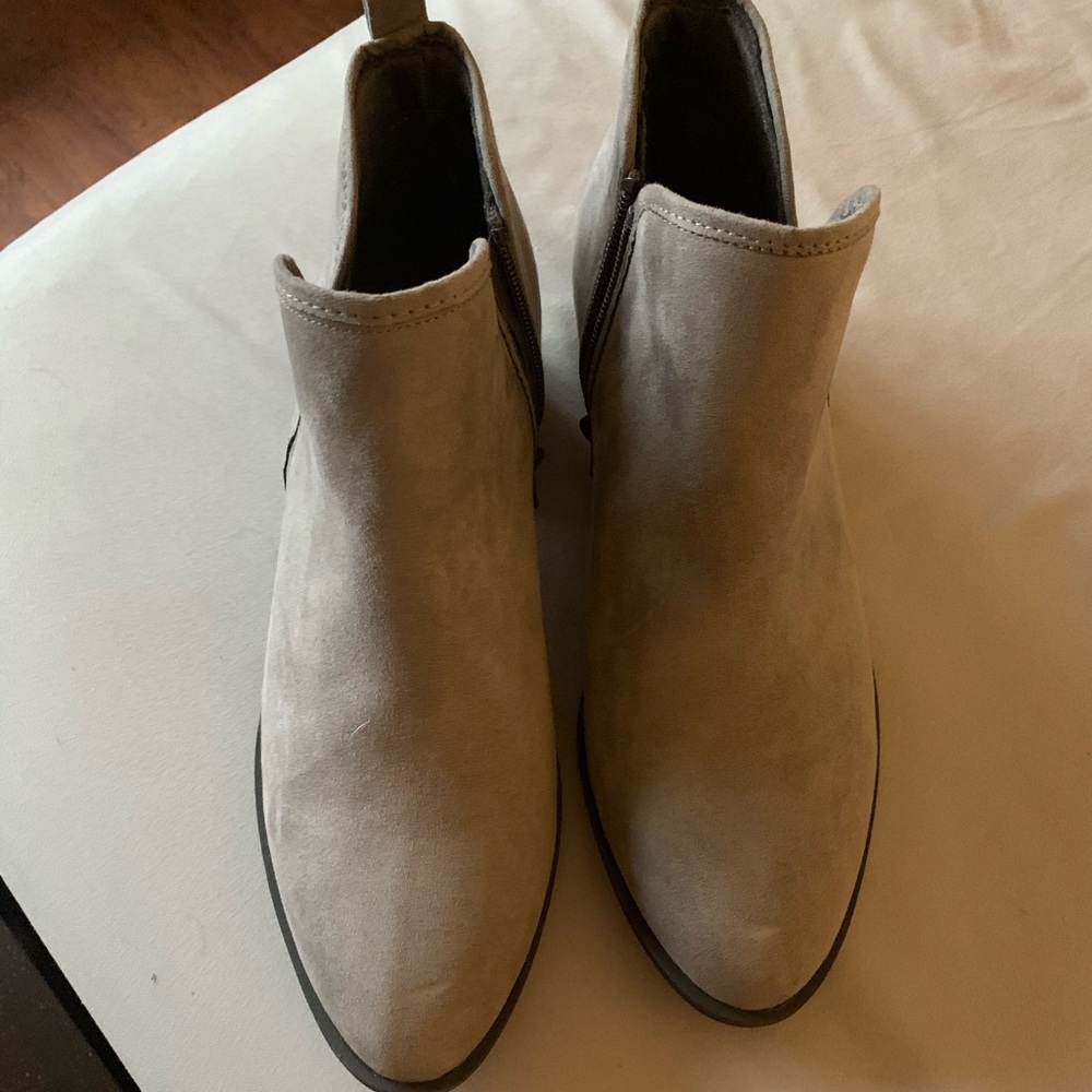 Women’s Size 10 Grey Booties